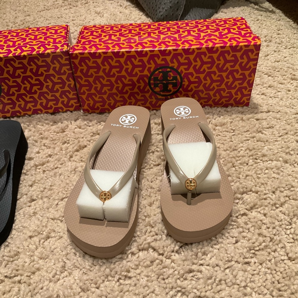Tory Burch flip flops. Beige